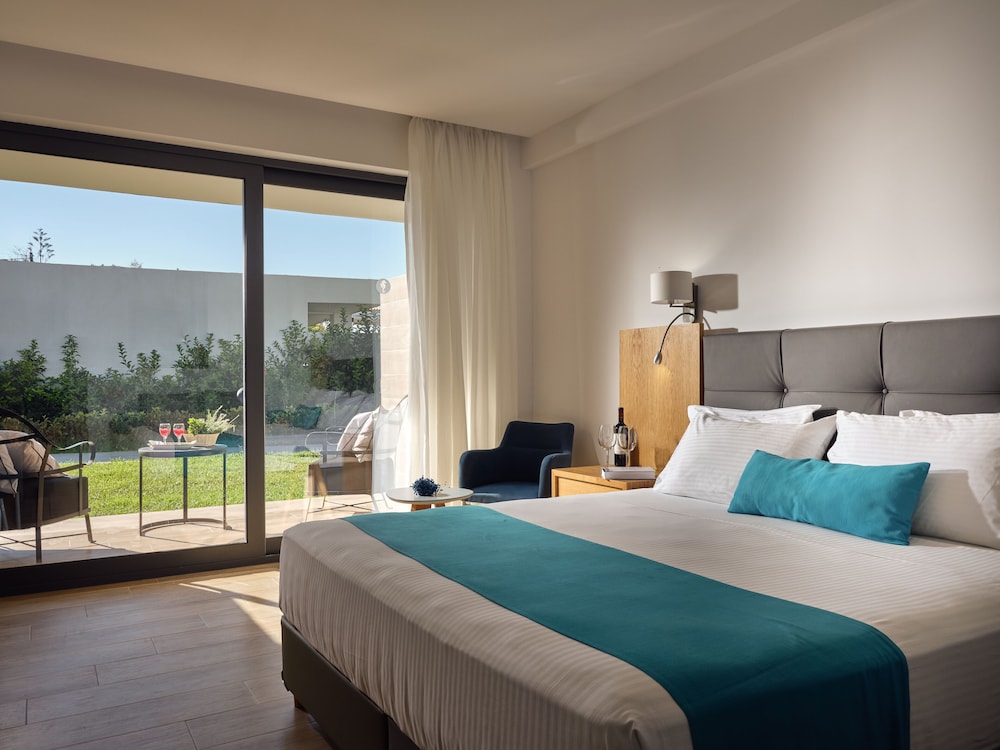 Superior, King Bed, Pool Access