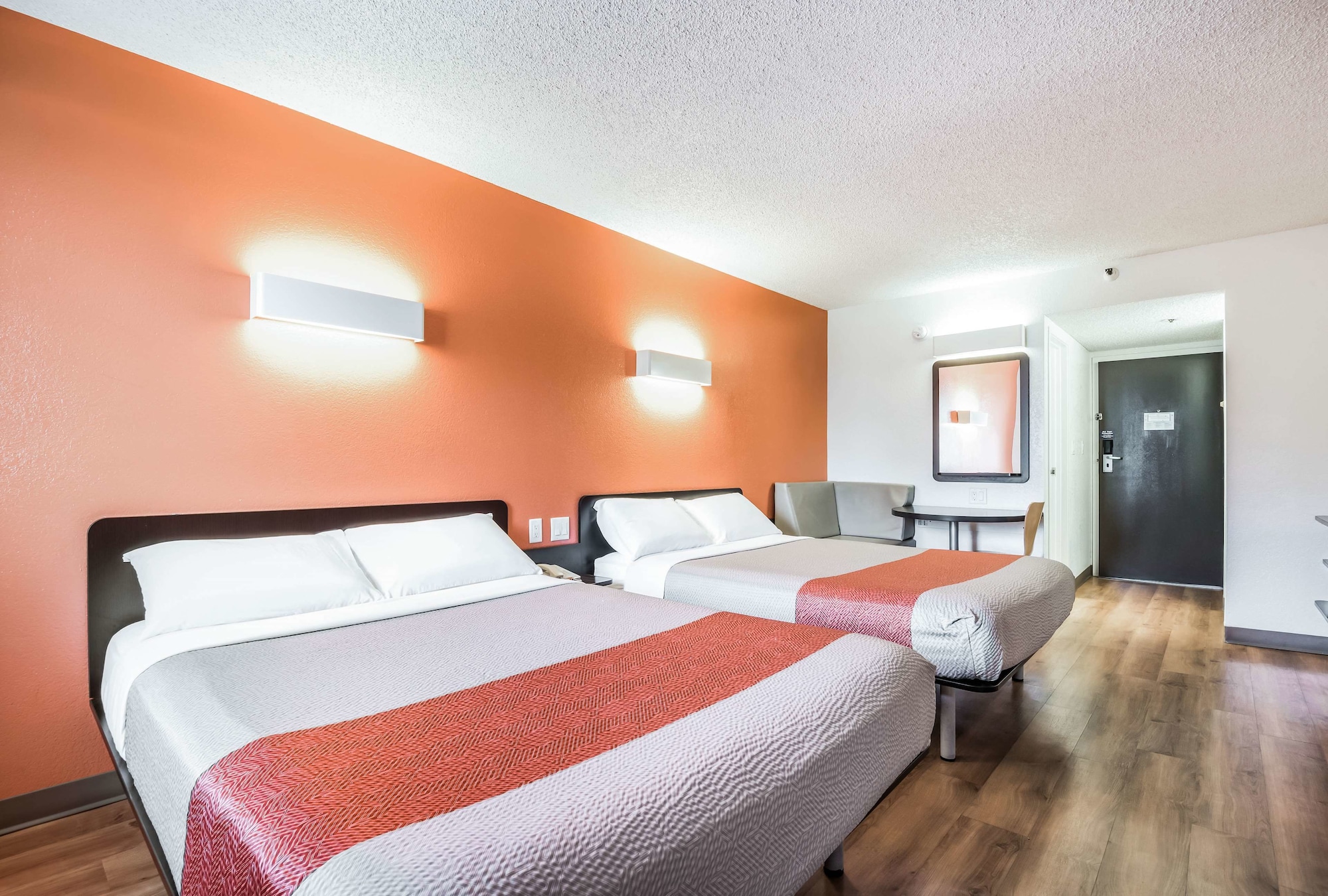 2 Queen Beds - Premium, Mini Fridge