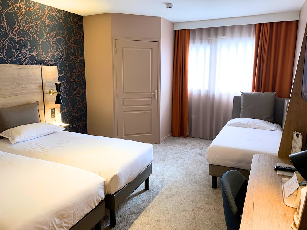 غرفة قياسية ثلاثية بسرير كوين مع أريكة، Hotel Ker Lann Aeroport 2/6