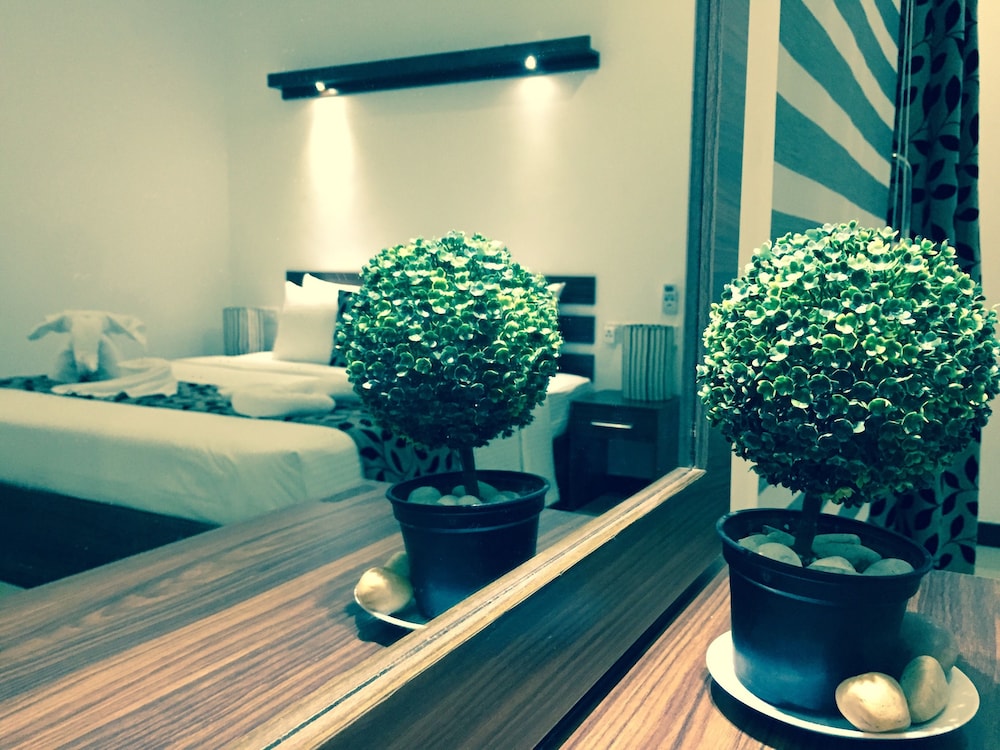 8 Plus Motels 29/70