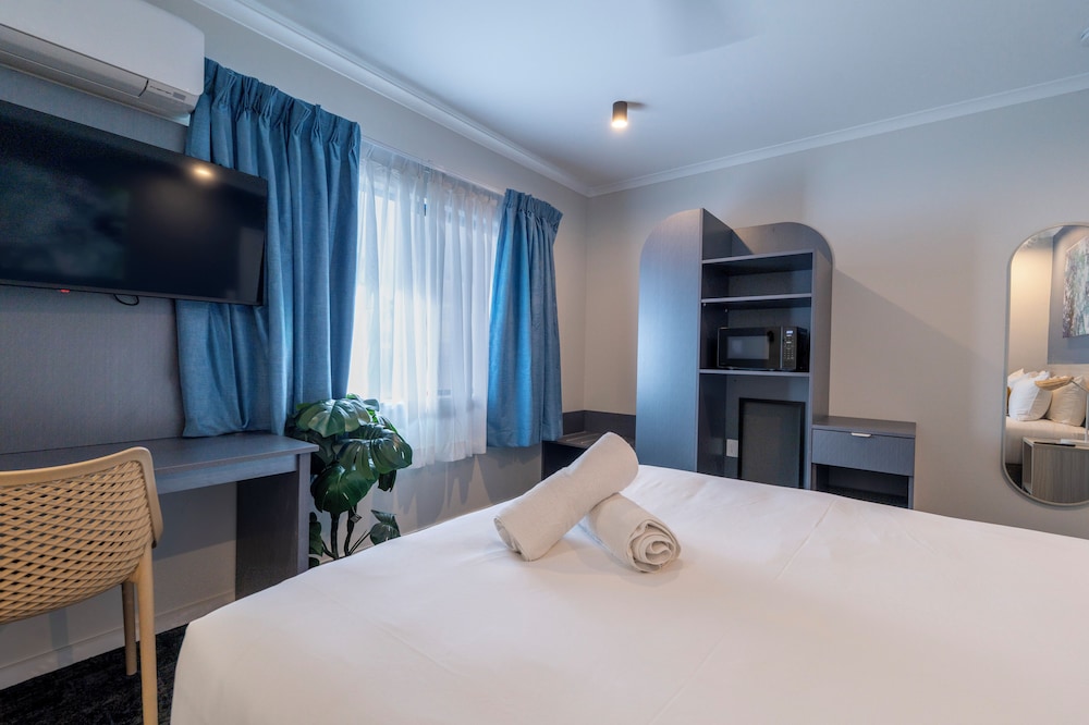 ROOM, QUEEN BED