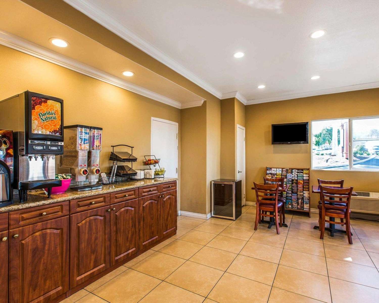 Rodeway Inn and Suites Corona 32/39