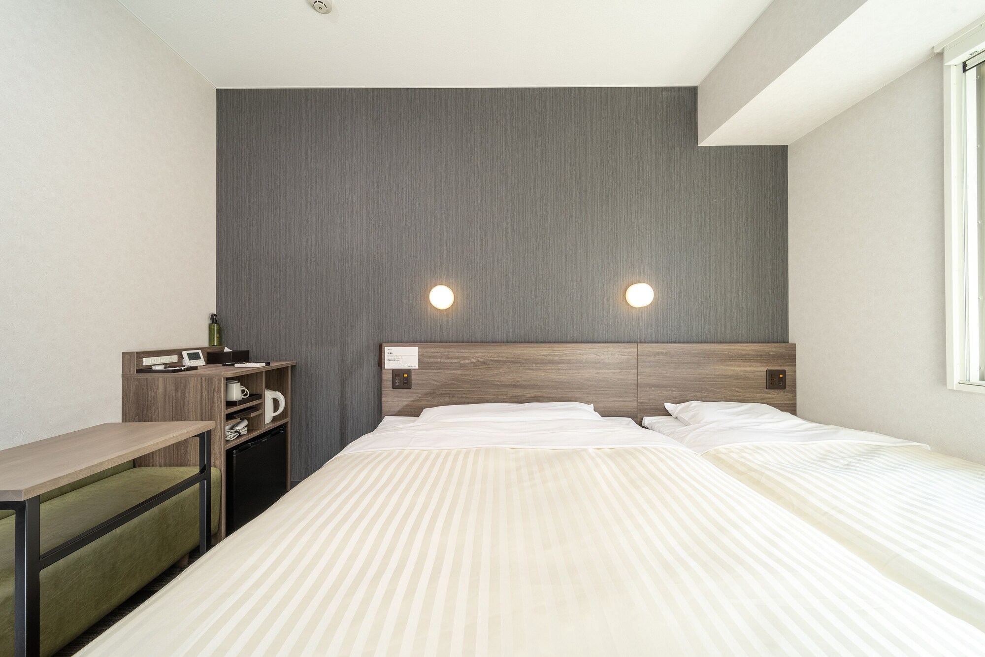 HOLLYWOOD, TWIN BEDS