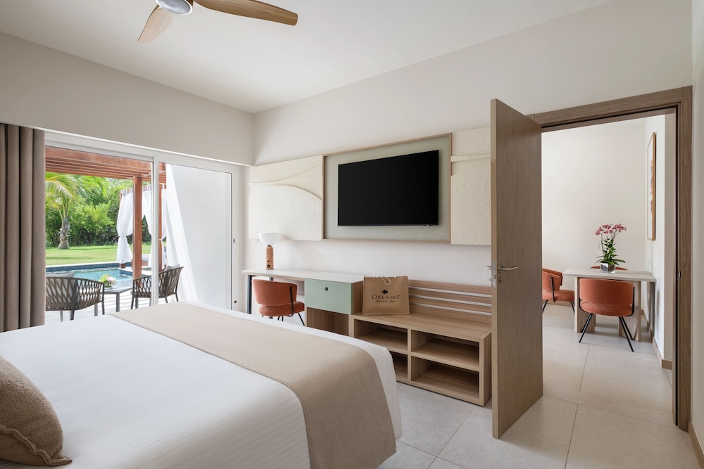 Preferred Club, Master, Suite, King Bed, Sofa, Private Pool
