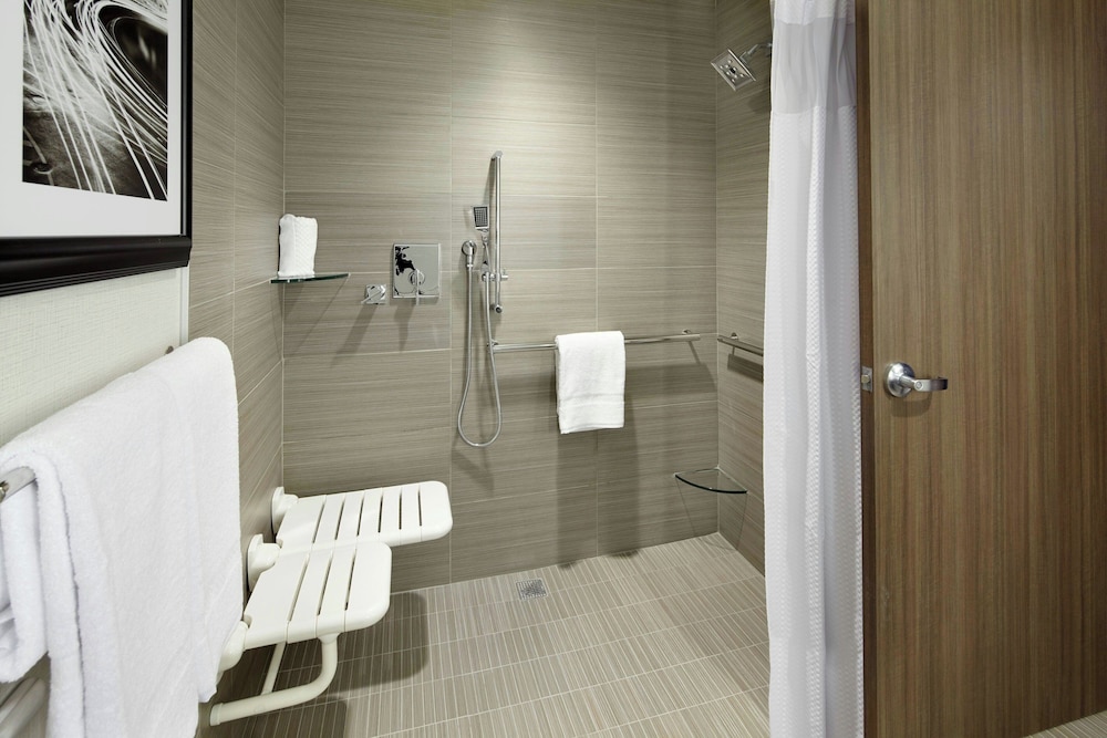 Room, 2 Queen Beds, Accessible, COURTYARD AKRON DOWNTOWN 4/5