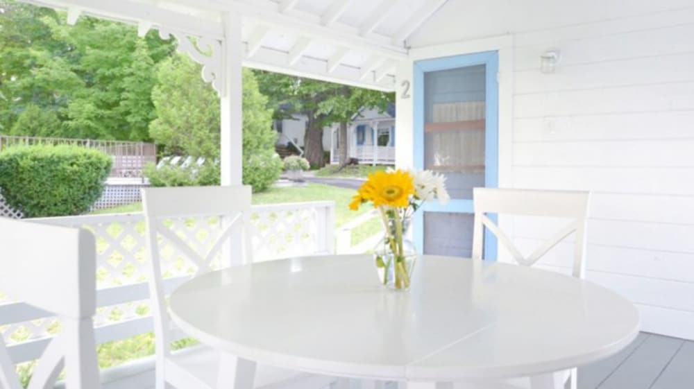 2 River Road Inn & Cottages 38/50