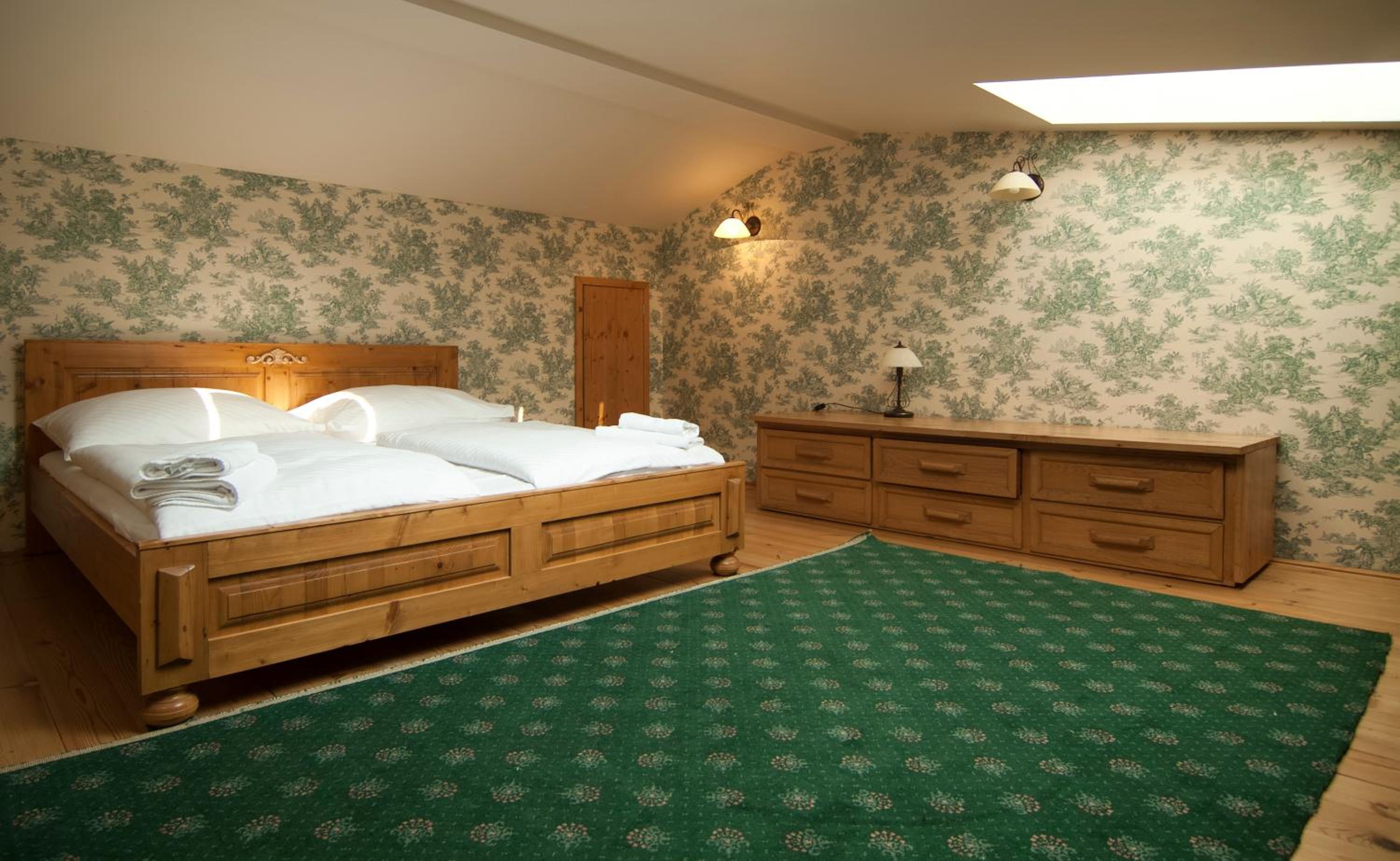 2 Bedrooms, Suite, Large