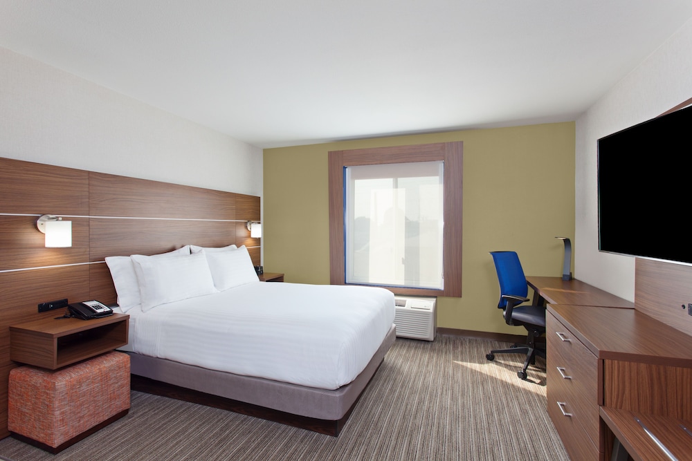 Holiday Inn Express West Los Angeles 8/35