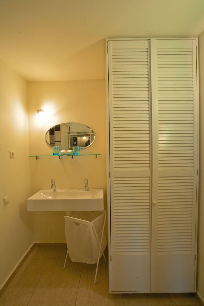 Dolphin Suites 50/50