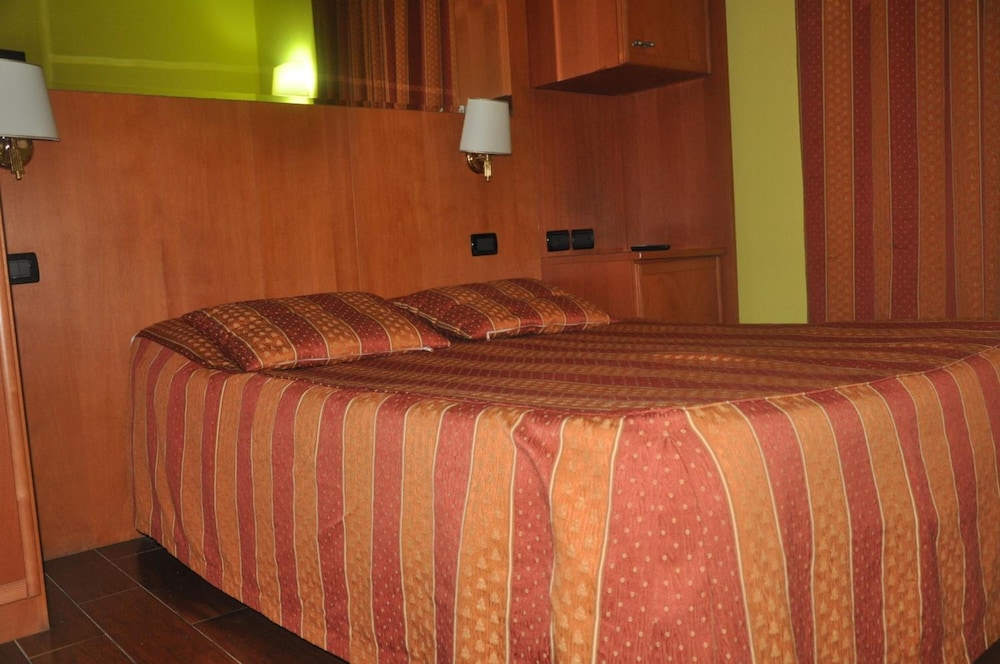 Hostel Beauty 41/64