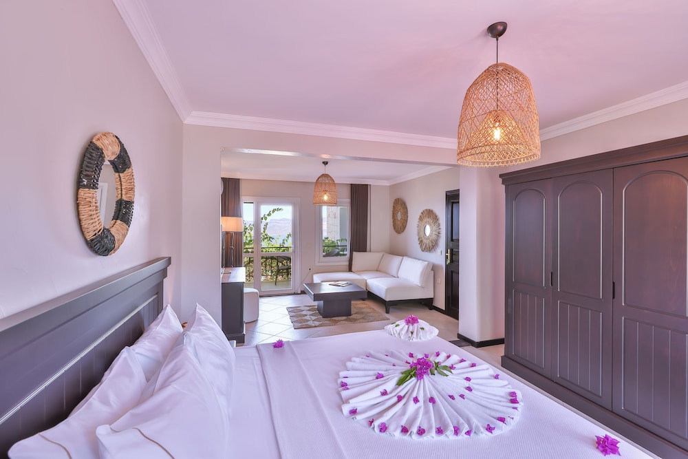 Hill House - Adults Only 12/50