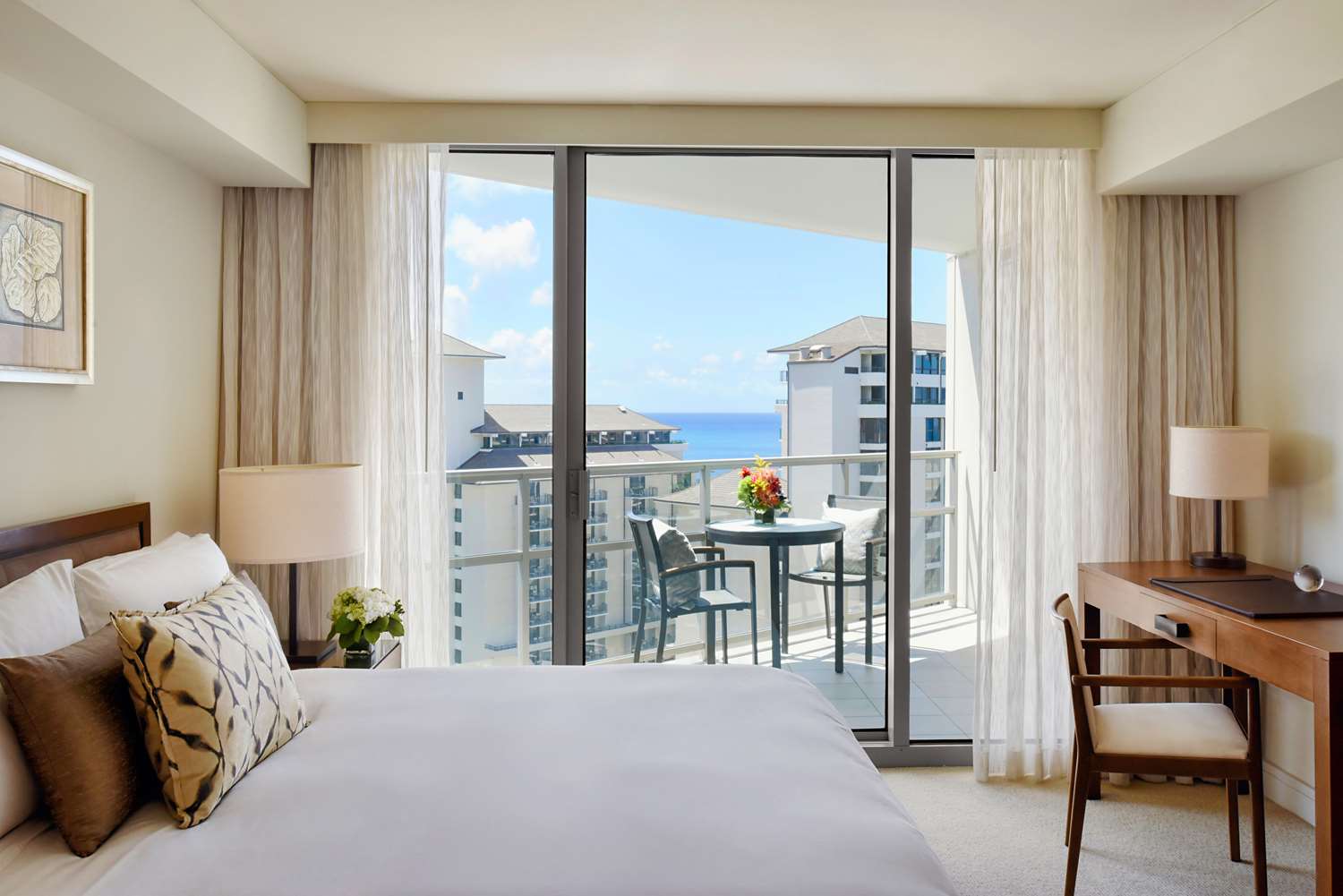 Deluxe, King Bed, Partial Ocean View, Sofa