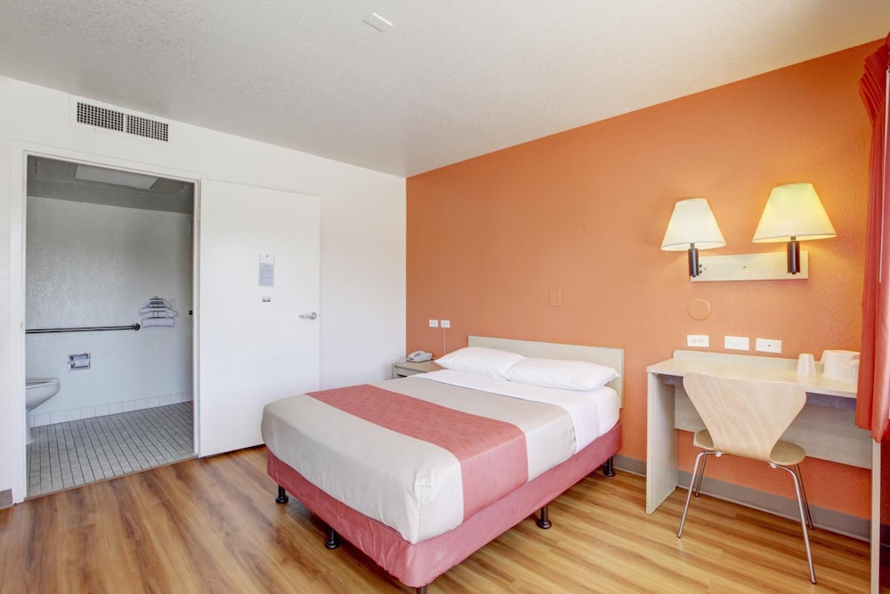 Motel6 Corona, CA - Norco 26/70