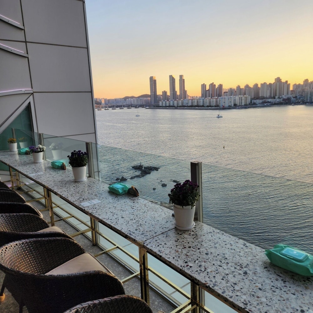 H Avenue Hotel Gwangali Beach 45/50