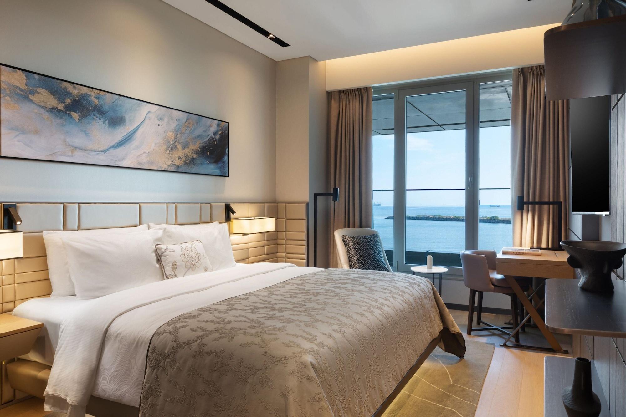 Cozy, Residence, Studio, King Bed, Executive Lounge Access
