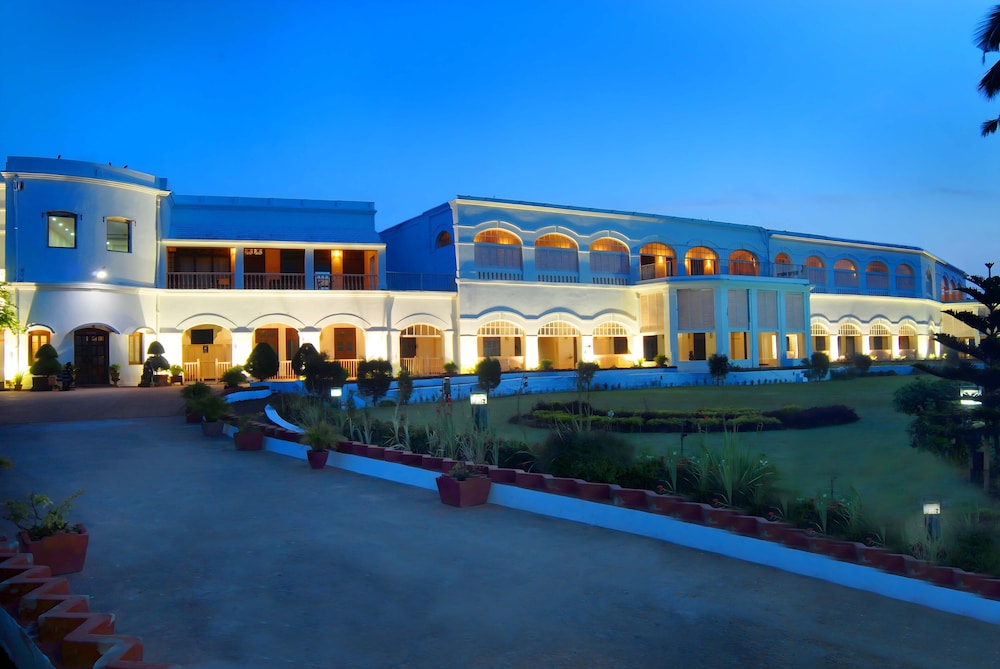 Chanakya Bnr Hotel 1/50