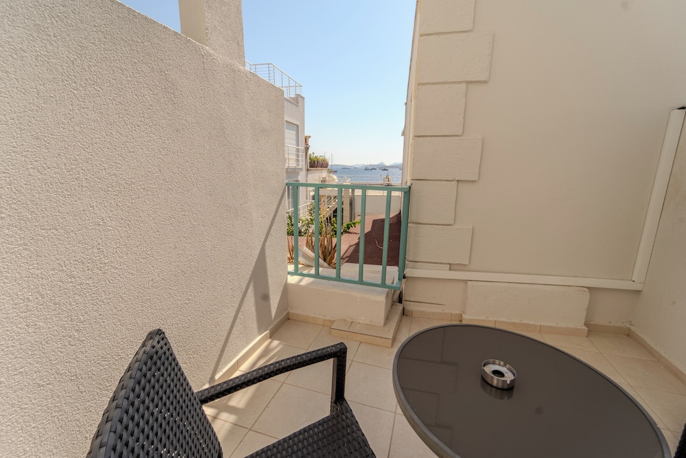 Mia Hill Suites 18/40