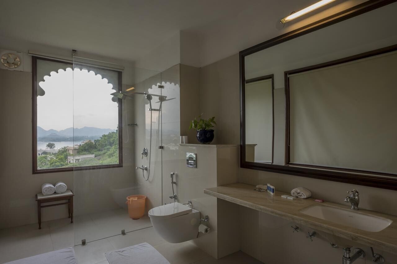 LUXURY, LAKE VIEW