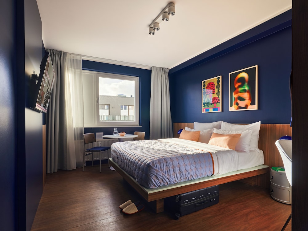 Medium, Queen Bed