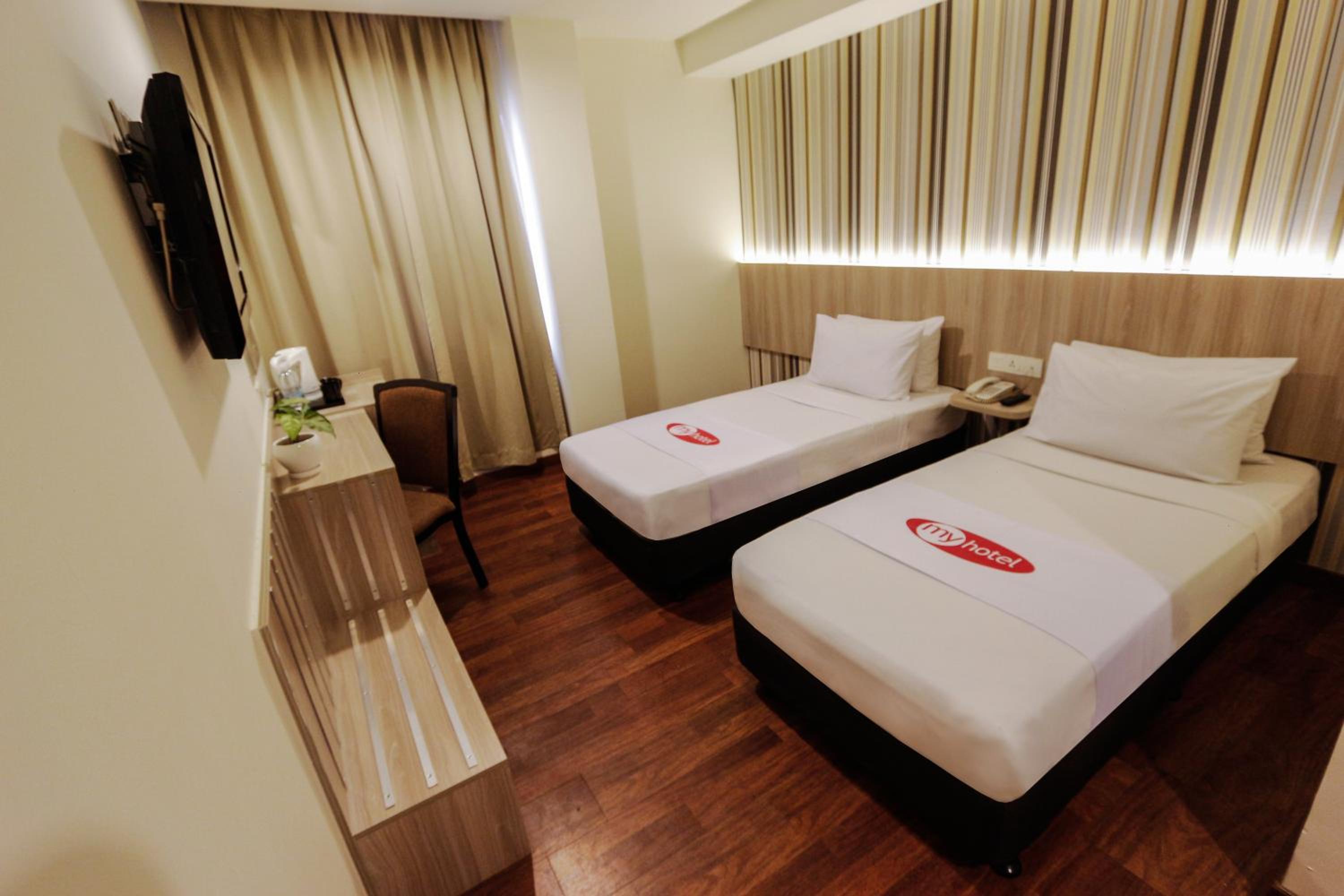 DELUXE, TWIN BEDS
