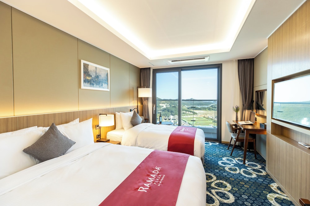 DELUXE, TWIN BEDS, SIDE OCEAN VIEW