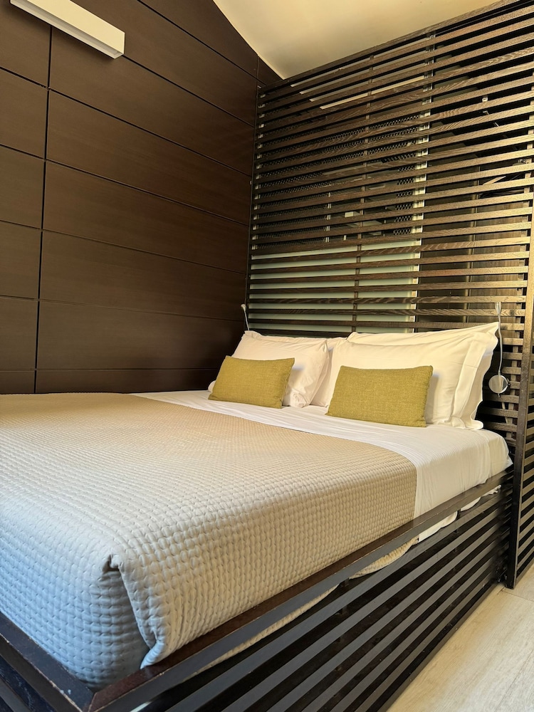 NAVONA SUITES 35/52