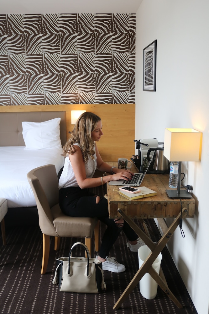 Brit Hotel Lodge 49/50