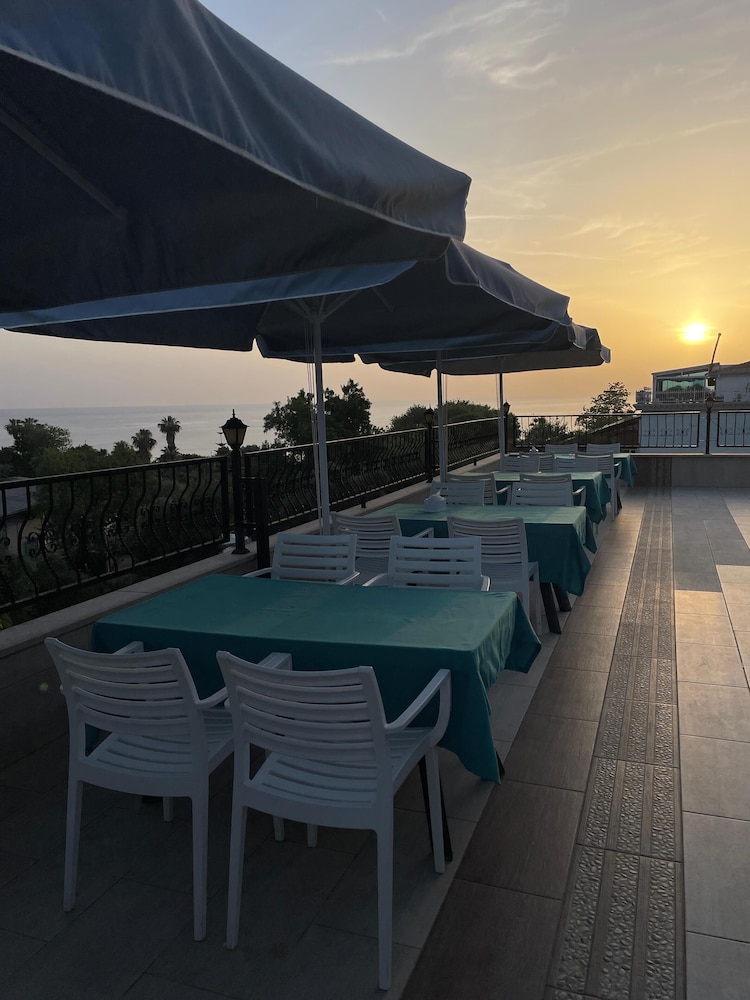 Beachway Hotel 18/27