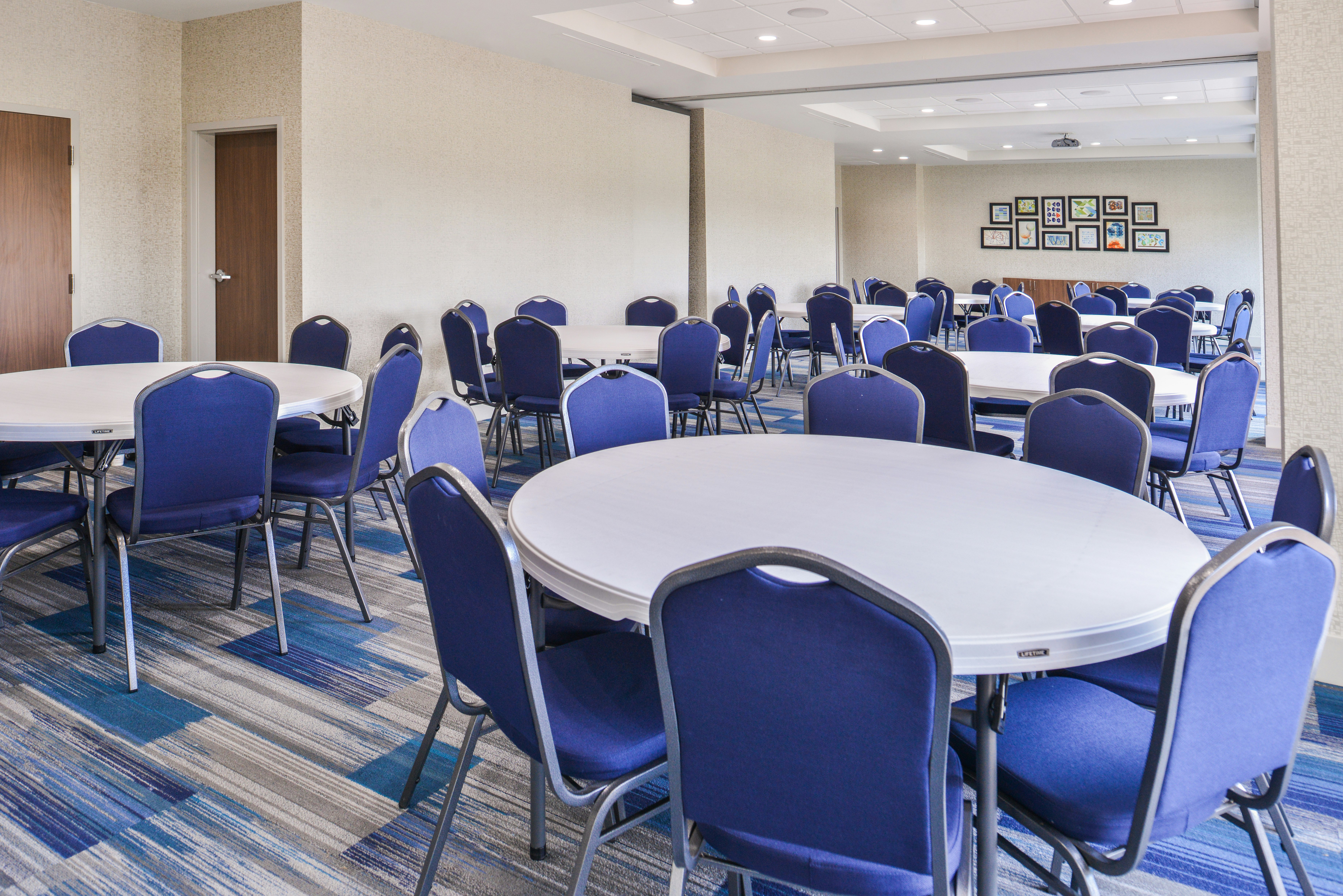Holiday Inn Express Suites Siloam Springs 50/57