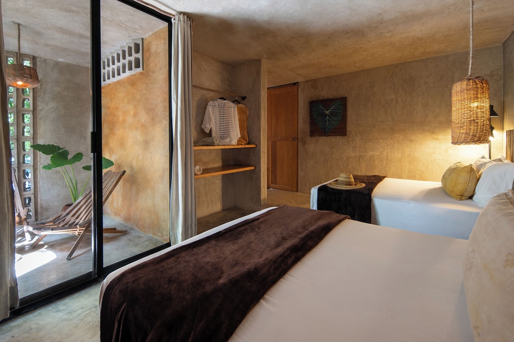 DELUXE, 2 DOUBLE BEDS