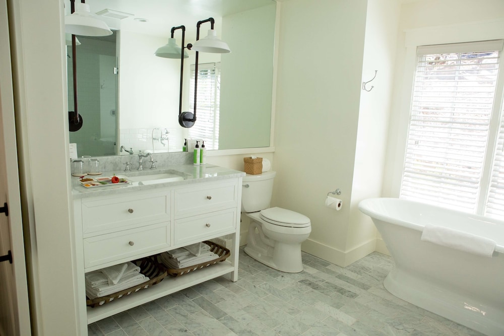 FARMHOUSE INN 48/50