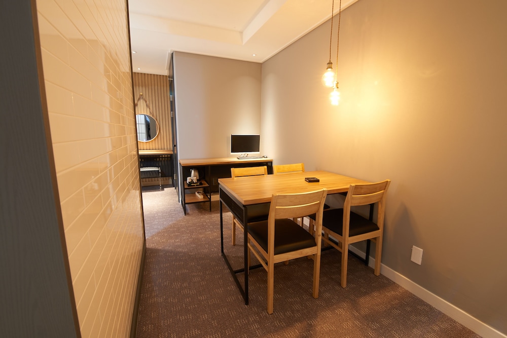 West In Hotel 36/50