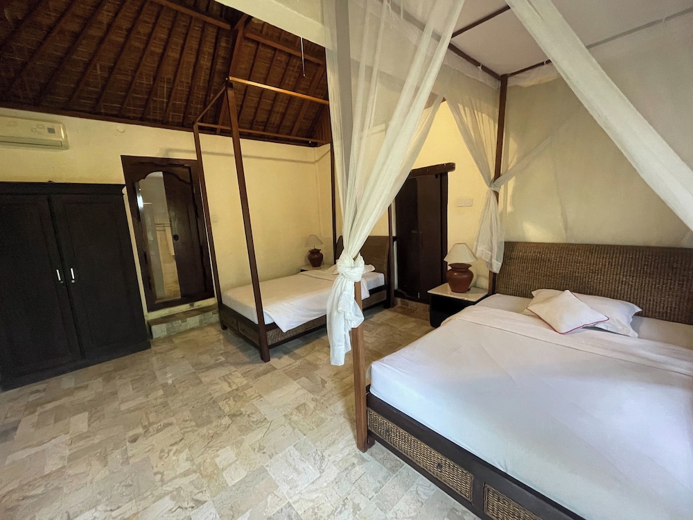 SUPERIOR, TWIN BEDS, POOL VIEW