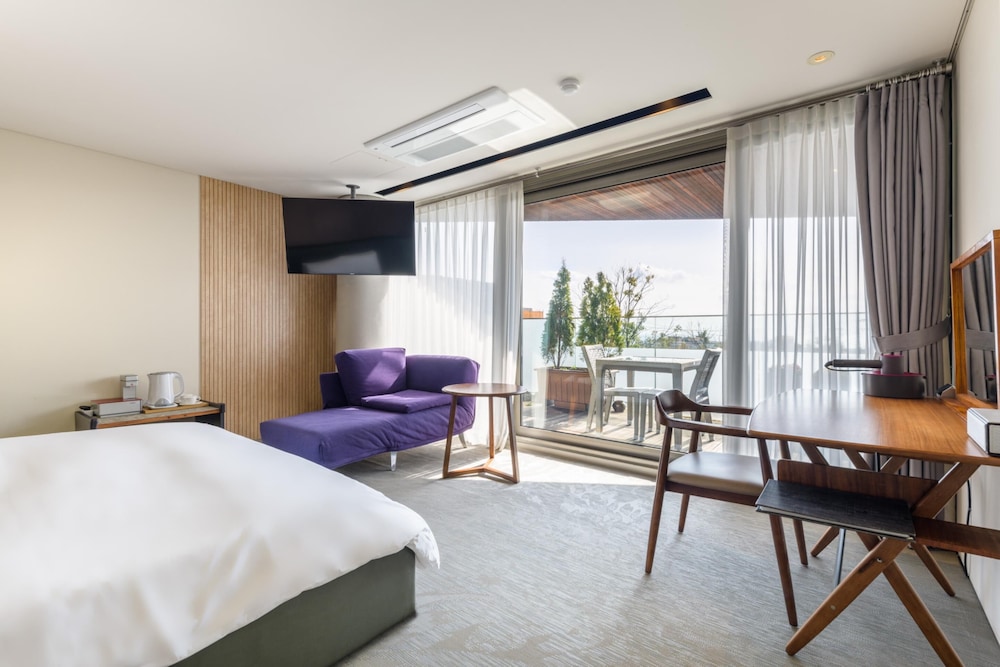 STUDIO, DOUBLE BED