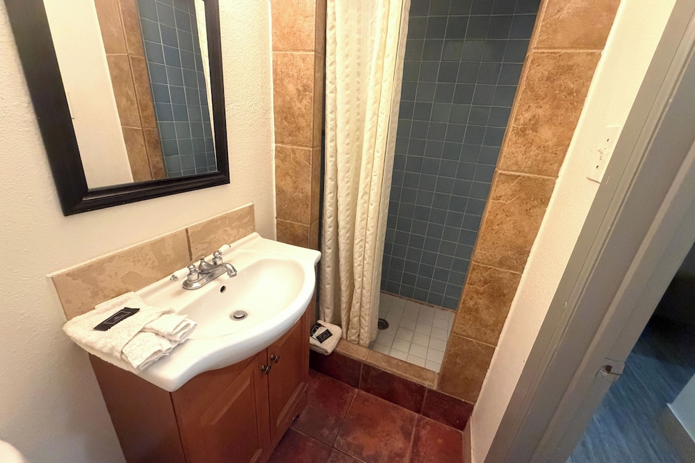 غرفة بسرير كينج لغير المدخنين، Sunset Lodge Elgin near US 290 by Hotel O 8/10