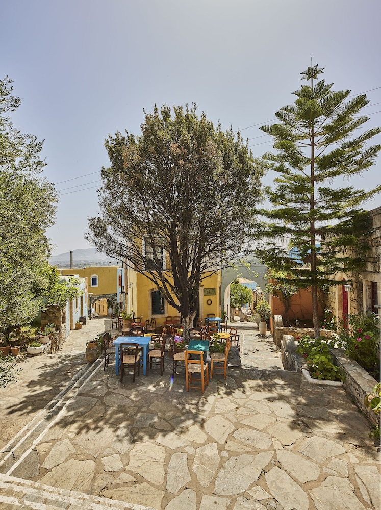 Arolithos Traditional Cretan Village 40/50
