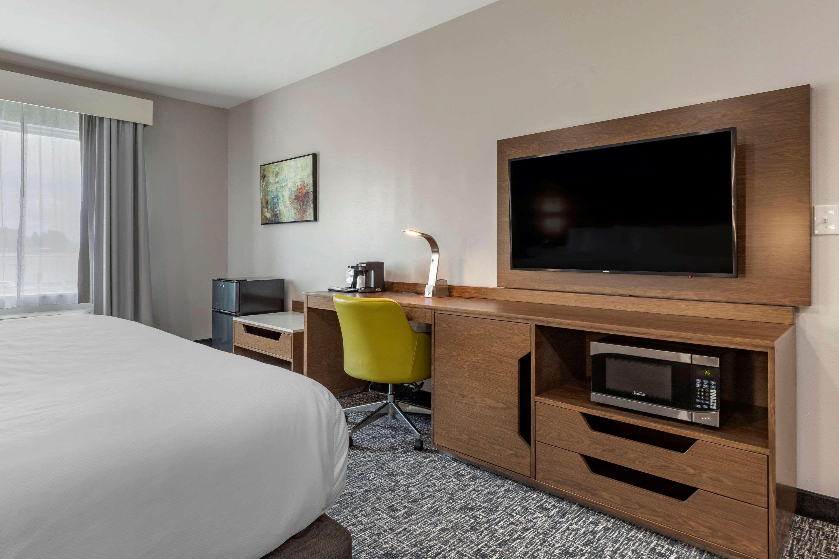 UPGRADE, SUITE, KING BED