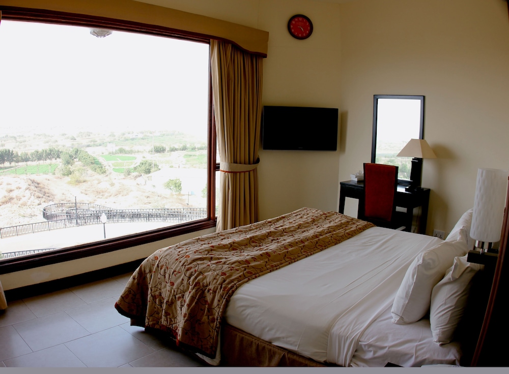 Suite, Double Bed, Bathtub, Garden Area