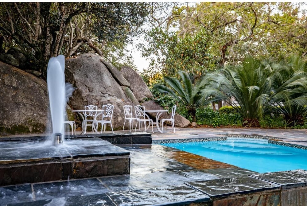Sheppard Boutique Guesthouse 25/50