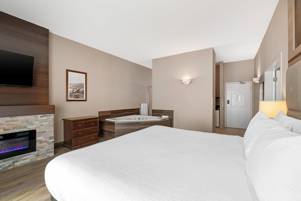 Suite, King Bed, Sofa, Jetted Tub
