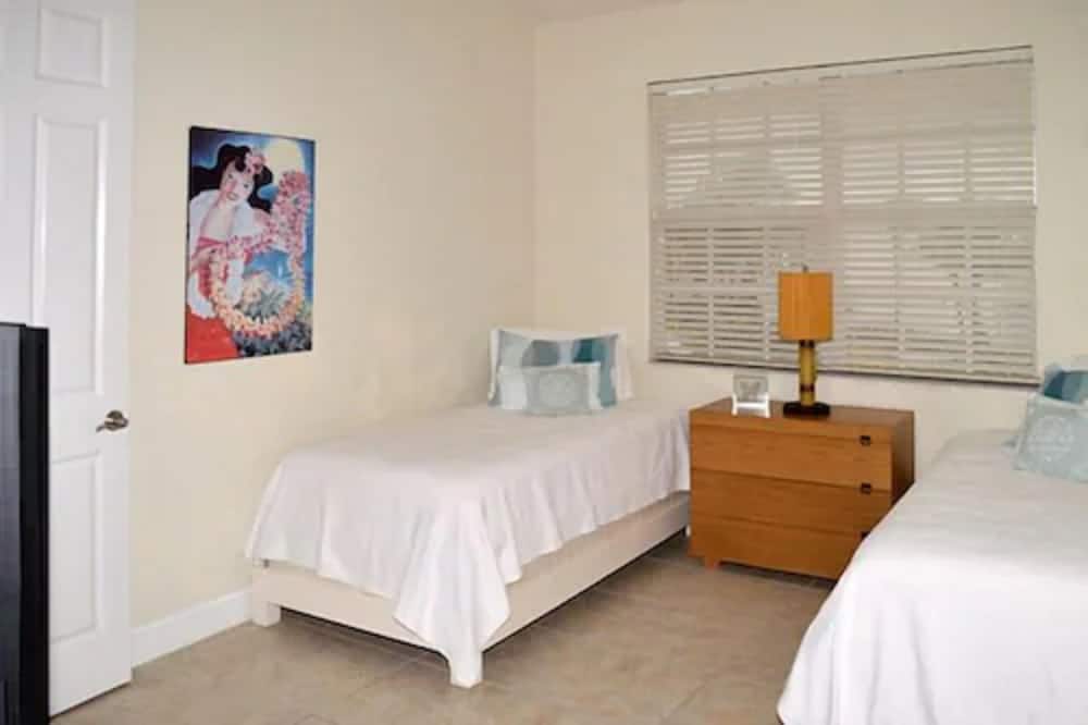 4 Bedrooms, Condo, King Bed, 2 Queen and Twin Beds, Ocean Front, Sea View, 3 Bathrooms