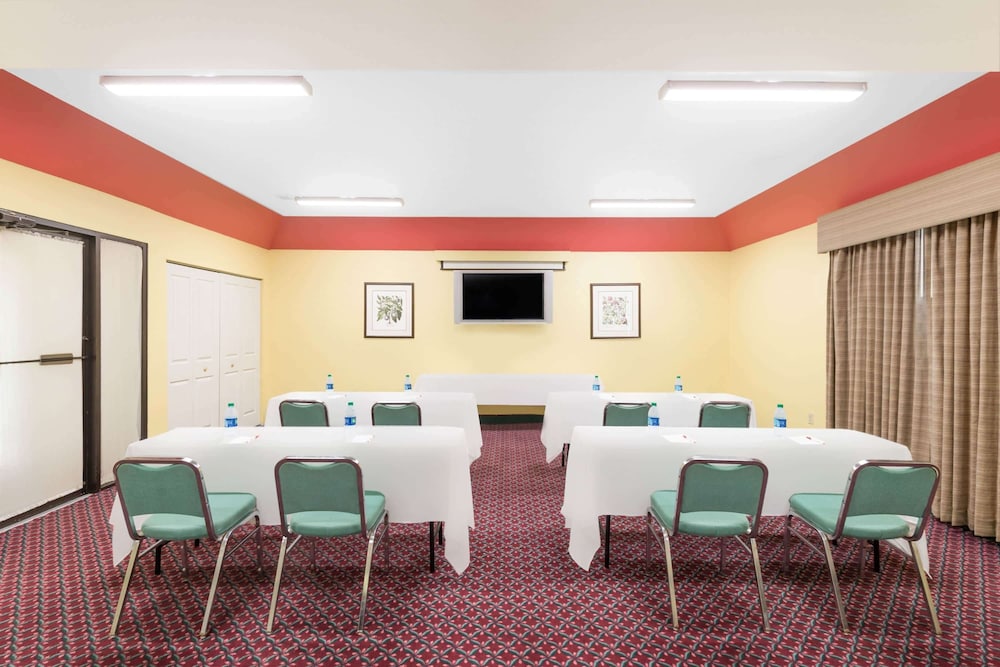 Ramada By Wyndham Vandalia 24/28