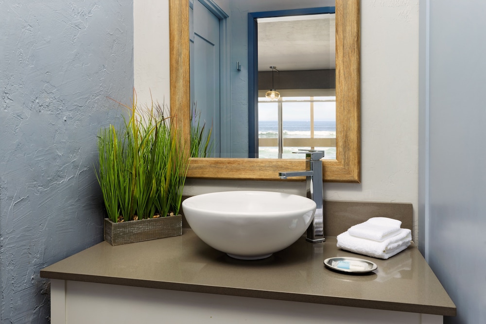 Monterey Beach Hotel, a Tribute Portfolio Hotel 35/83