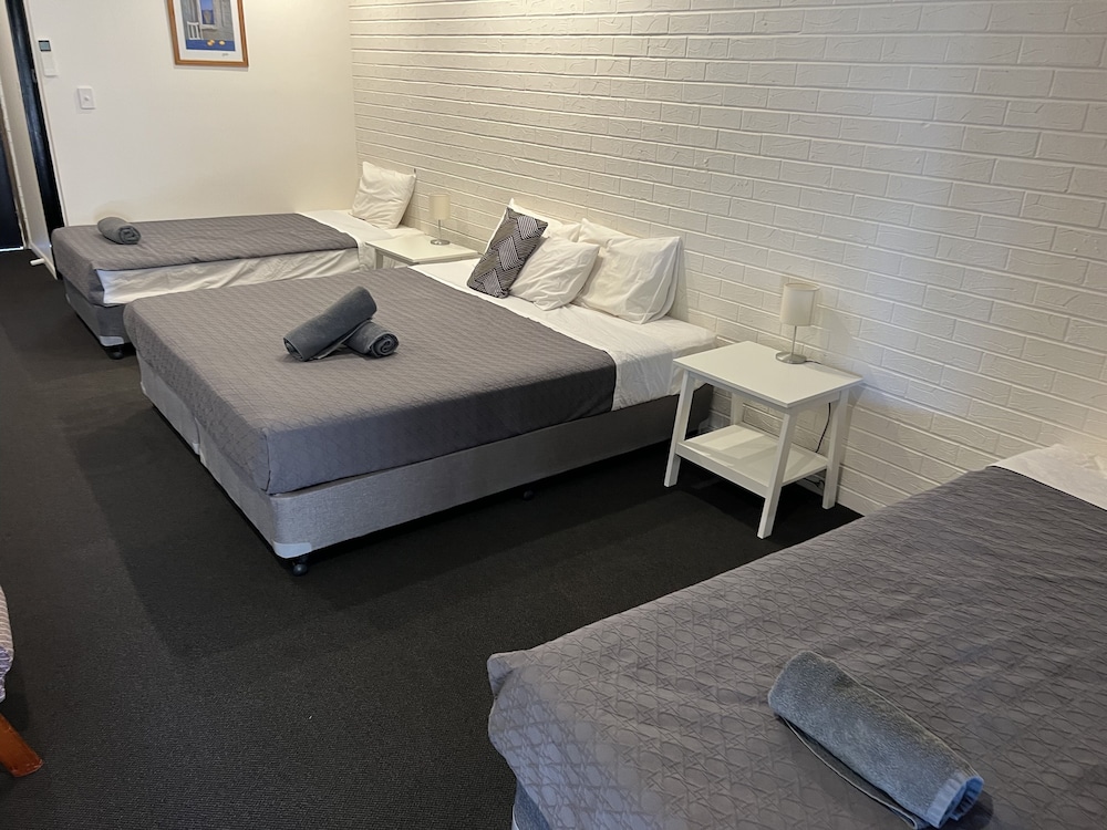 Albert Park Motor Inn 24/63