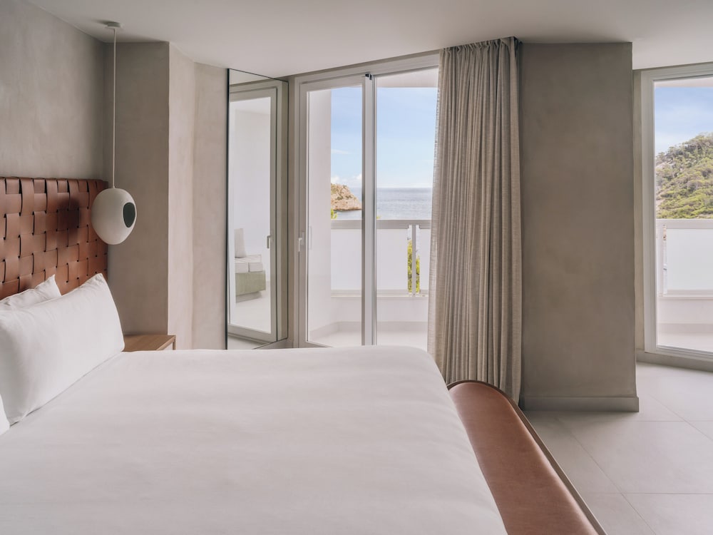 SUITE, KING BED, SEA VIEW