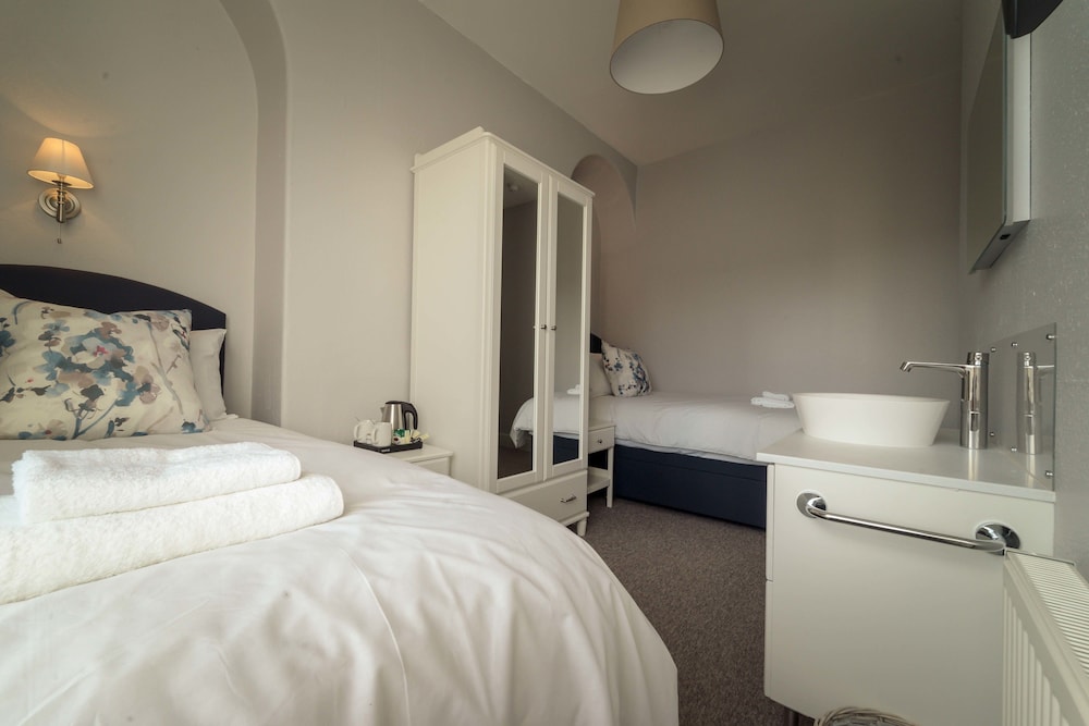 Room, Twin Beds, Shared Bathroom