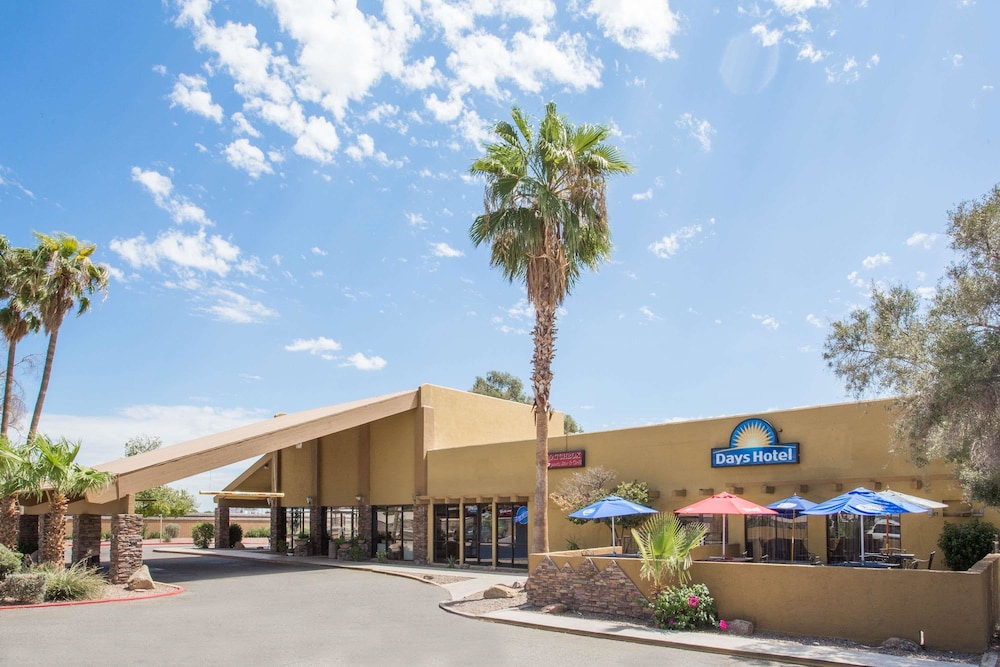Days Hotel By Wyndham Peoria Glendale Area 1/24