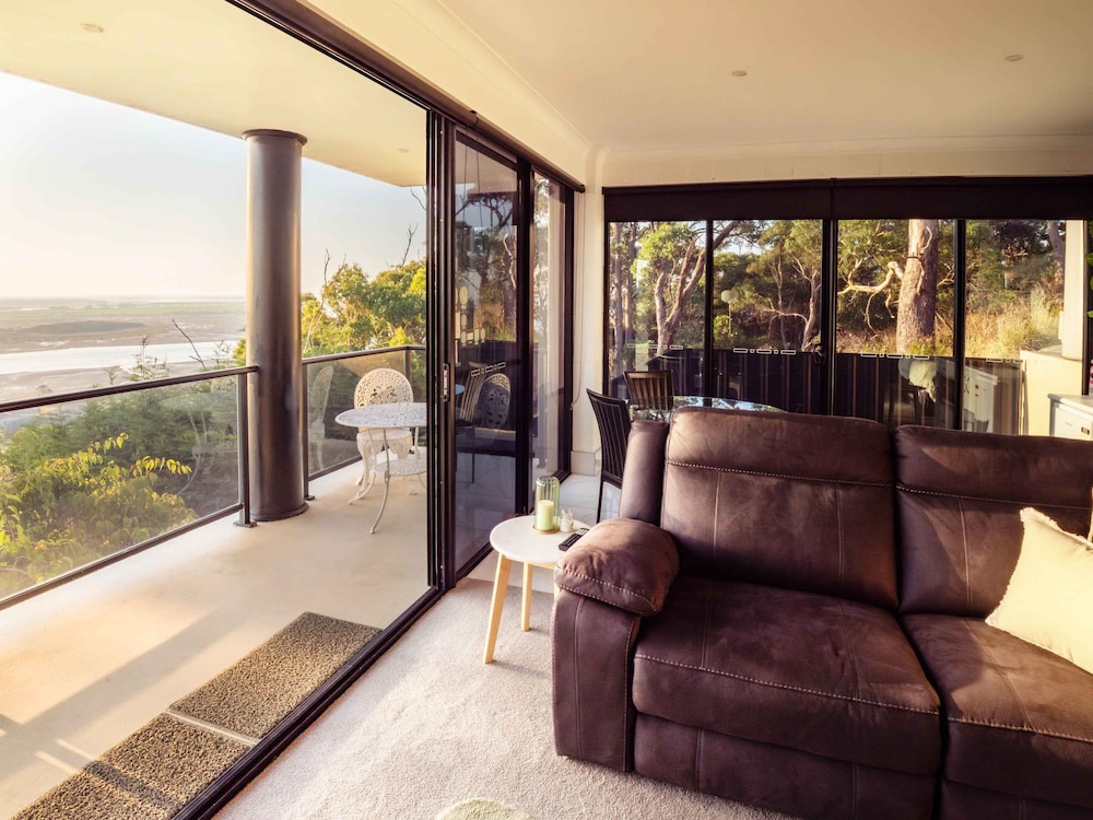 SHEER PLEASURE ACCOMMODATION 33/50