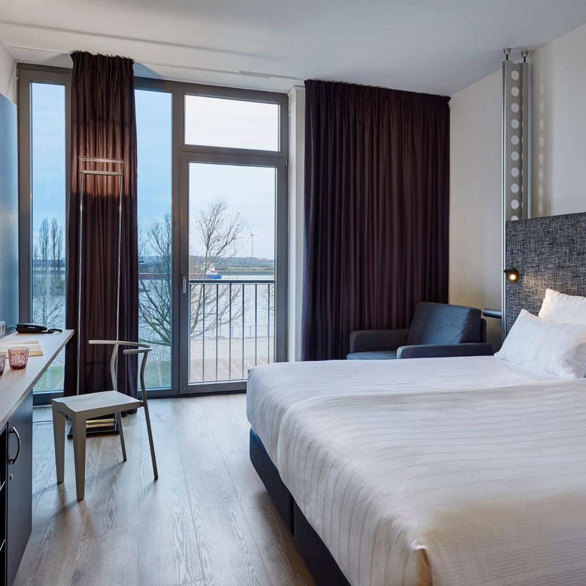 Innside, King Bed, River View