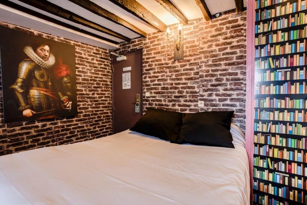 FAMILY, 1 DOUBLE AND 1 SINGLE BED